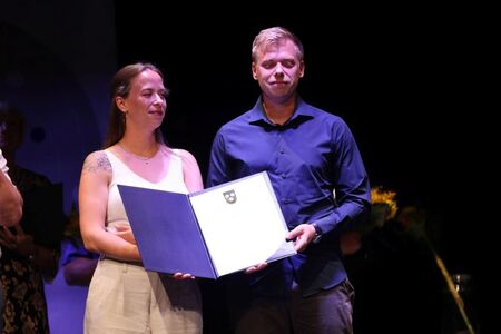 Praznik Mirna 2025 - posthumni naziv castni obcan - prizanje prevzela sin Matevz in hci Jerca, foto Studio PraprotKa (11)